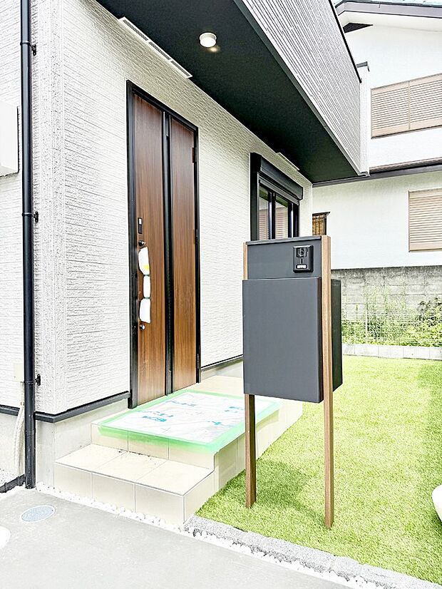 【玄関】2号棟 ■ シンプルで美しく、住まいの第一印象を彩る玄関です