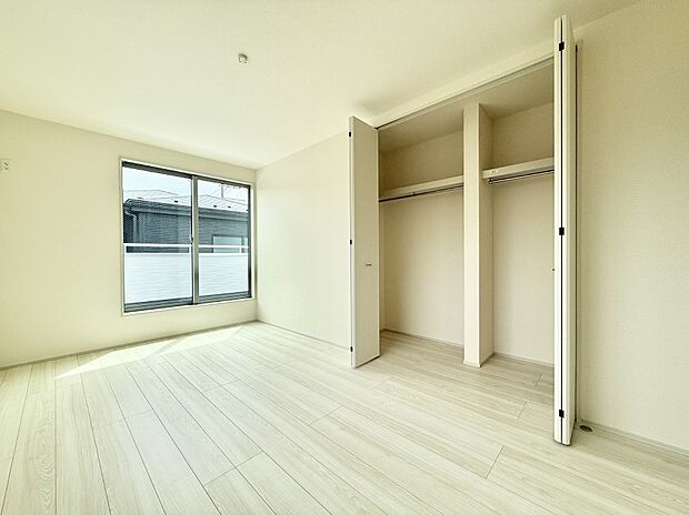 【リビング以外の居室】■大きな収納で荷物がスッキリ片付きます  