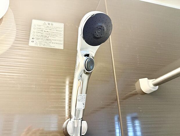 【止水シャワーヘッド】■手元で簡単に止水できるため、水の無駄遣いを減らすことができます。