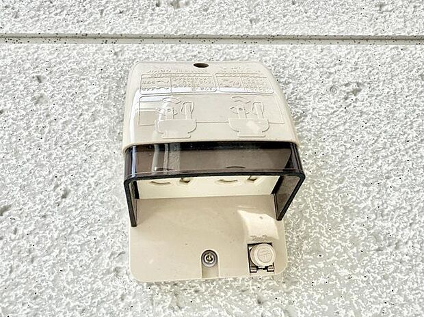 【屋外コンセント】■屋外に電源コンセントがあれば、高圧洗浄機で窓や外壁を掃除するなど便利です。