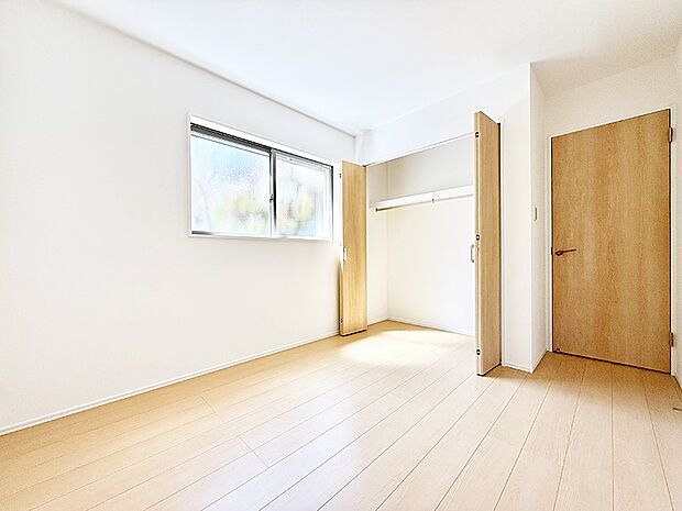【リビング以外の居室】2号棟 ■落ち着いた色合いのお部屋で穏やかな時間を楽しめます