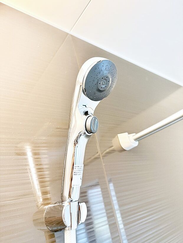 【止水シャワーヘッド】■手元で簡単に止水できるため、水の無駄遣いを減らすことができます。