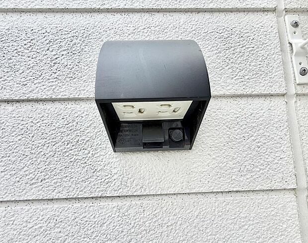 【屋外コンセント】■屋外に電源コンセントがあれば、高圧洗浄機で窓や外壁を掃除するなど便利です。