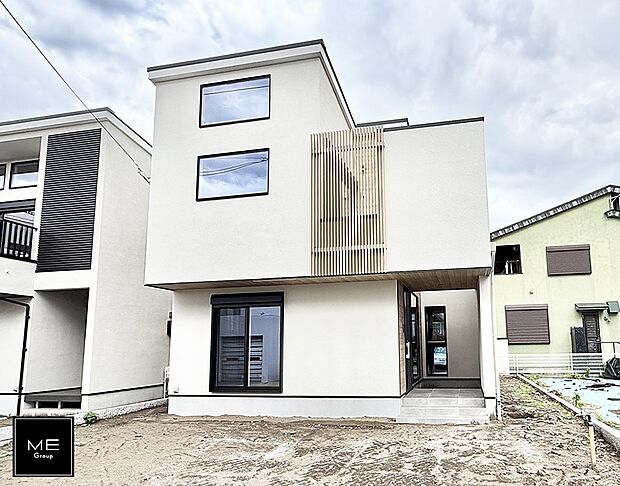 【現地外観写真】B号棟  ■暮らしを彩る充実した設備仕様が備わった住まい