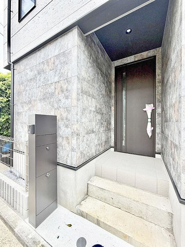 【玄関】1号棟  ■ シンプルで美しく、住まいの第一印象を彩る玄関です