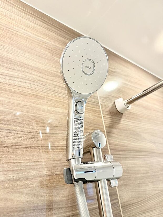 【止水シャワーヘッド】■わざわざシャワー水栓のレバーまで手を伸ばす必要がなく、簡単に止水できる