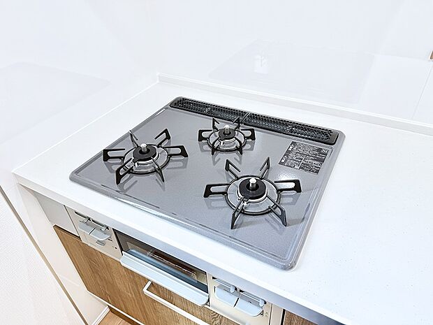 【3口ガスコンロ】■３口コンロのシステムキッチンで料理の手順もスムーズに