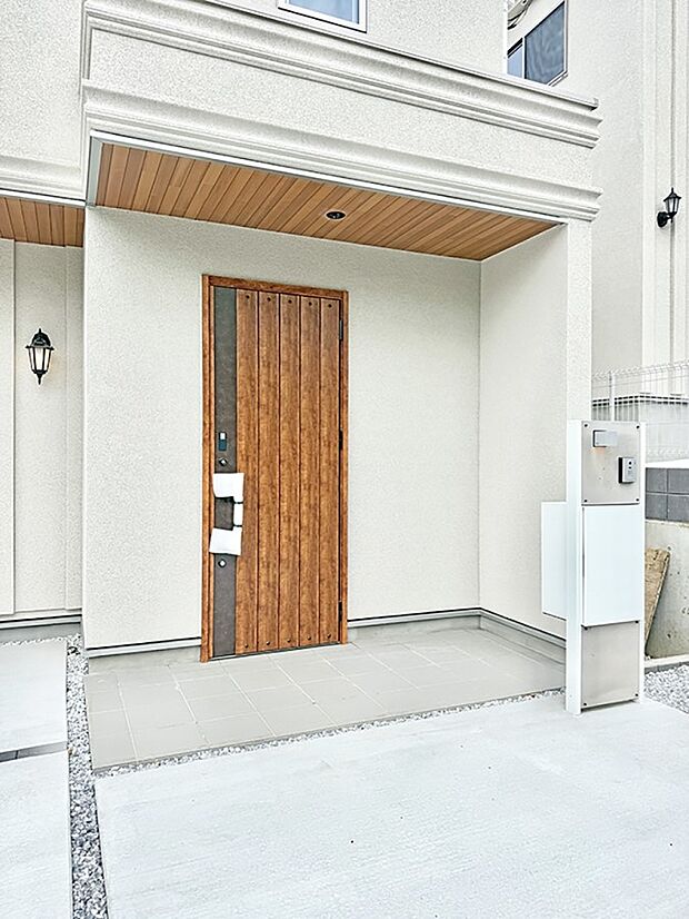 【玄関】4号棟  ■ 帰るたびにホッとする、安心感のある佇まい