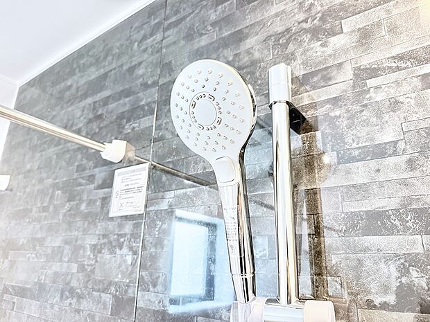 【止水シャワーヘッド】■手元で簡単に止水できるため、水の無駄遣いを減らすことができます。  