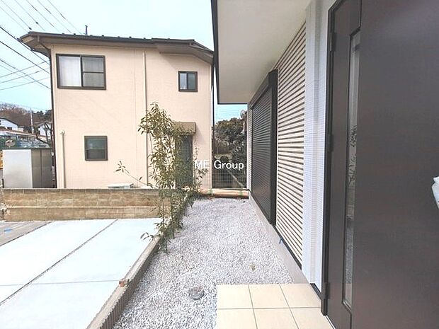 【庭】1号棟  ■敷地内にゆとりある緑のスペースがあり、穏やかな雰囲気です