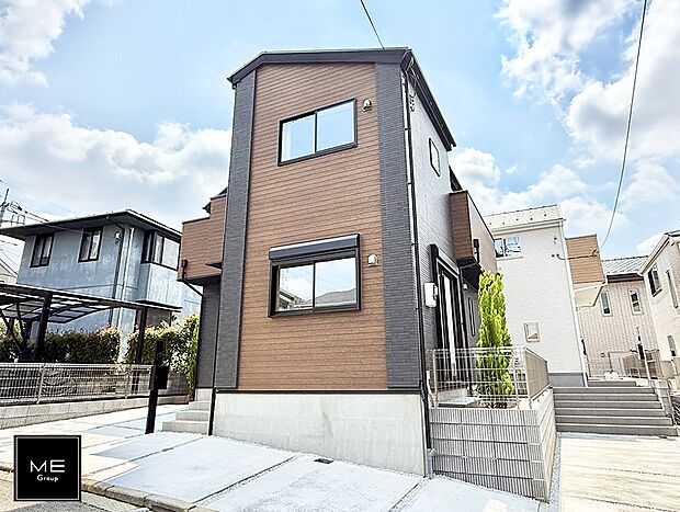 【現地外観写真】1号棟  ■暮らしを彩る充実した設備仕様が備わった住まい