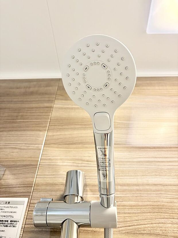 【止水シャワーヘッド】■手元で簡単に止水できるため、水の無駄遣いを減らすことができます。