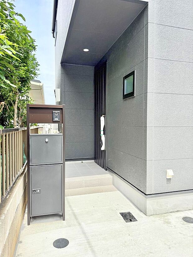 【玄関】1号棟  ■ 心地よい暮らしへとつながる、温かい玄関