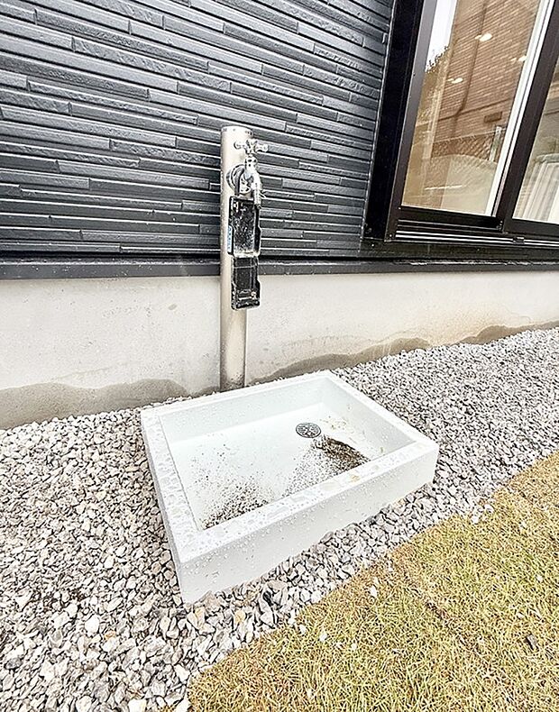 【その他現地】1号棟  ■ガーデニングや洗車などの際に大活躍な屋外立水栓  