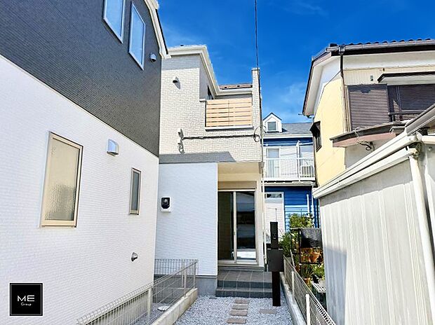 【現地外観写真】2号棟  ■家族みんなが笑顔で過ごせる、安心感のある住まい