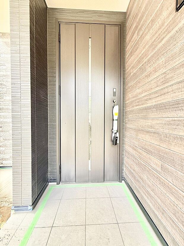【玄関】1号棟 ■ ここから始まる、笑顔あふれる毎日
