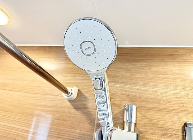 【止水シャワーヘッド】■手元で簡単に止水できるため、水の無駄遣いを減らすことができます。