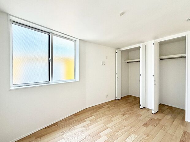 【リビング以外の居室】2号棟 ■落ち着いた色合いのお部屋で穏やかな時間を楽しめます