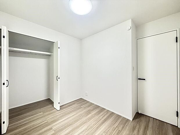 【リビング以外の居室】2号棟 ■落ち着いた色合いのお部屋で穏やかな時間を楽しめます
