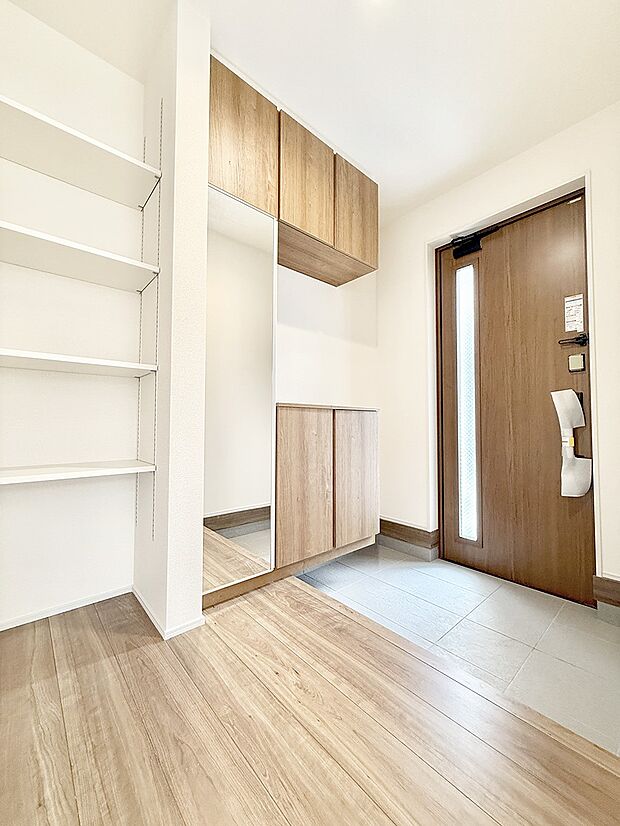 【玄関】1号棟 ■ 毎日を気持ちよく迎える、明るく温もりのある玄関