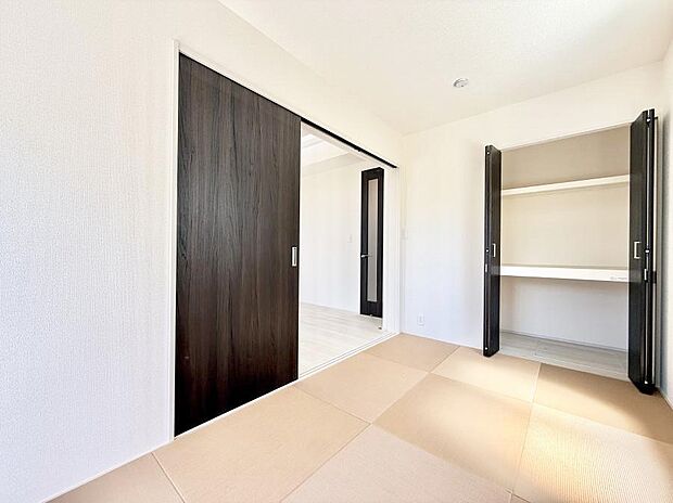 【リビング以外の居室】■落ち着いた色合いのお部屋で穏やかな時間を楽しめます