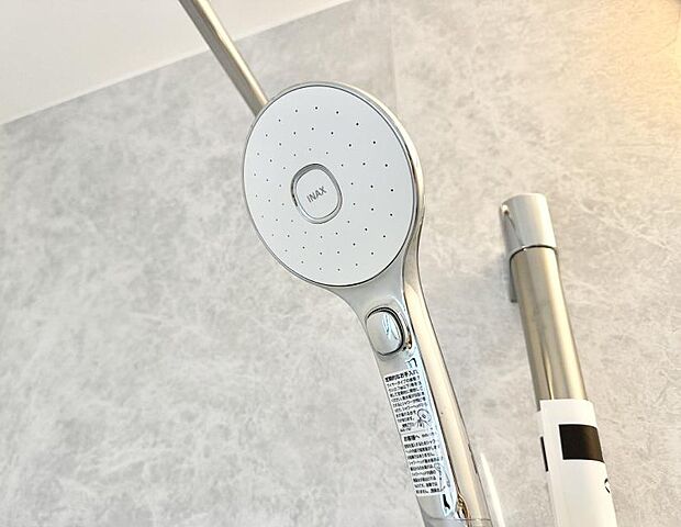 【止水シャワーヘッド】■わざわざシャワー水栓のレバーまで手を伸ばす必要がなく、簡単に止水できる