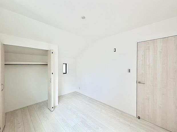 【リビング以外の居室】1号棟 ■シンプルで使いやすい空間がスッキリ感じられます
