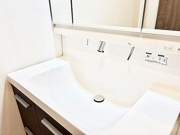 【ハンドシャワー付洗面台】■手洗いや顔を洗う時も快適に使える便利なシャワー
