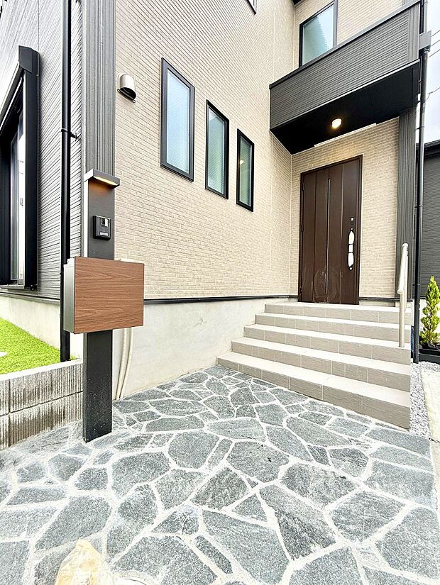 【玄関】1号棟  ■ シンプルで美しく、住まいの第一印象を彩る玄関です