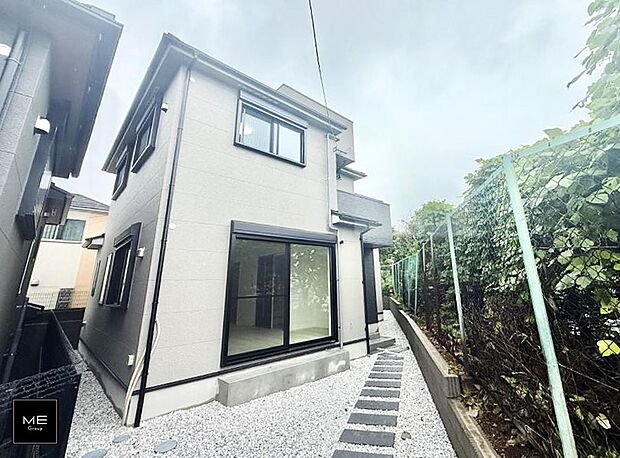 【現地外観写真】B号棟 ■暮らしを彩る充実した設備仕様が備わった住まい