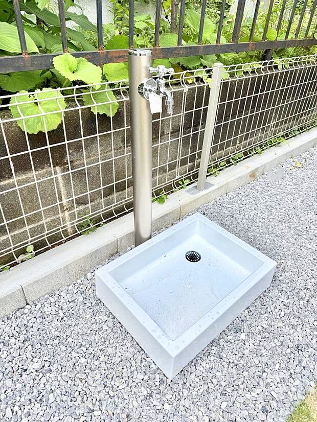 【その他現地】1号棟 ■ガーデニングや洗車などの際に大活躍な屋外立水栓