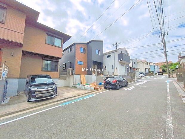 【前面道路含む現地写真】1号棟 ■家族みんなが笑顔で過ごせる、安心感のある住まい
