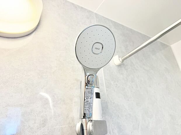 【止水シャワーヘッド】■手元で簡単に止水できるため、水の無駄遣いを減らすことができます。