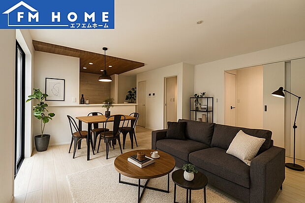 ■内装写真■
家族やゲストと穏やかな時間を過ごせるリビングです。柔らかな自然光が差し込み、落ち着いた雰囲気をもたらします。
※インテリアはCG加工で合成したイメージです。