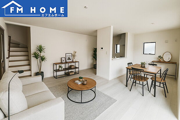 ■内装写真■
家族やゲストと穏やかな時間を過ごせるリビングです。柔らかな自然光が差し込み、落ち着いた雰囲気をもたらします。
※インテリアはCG加工で合成したイメージです。