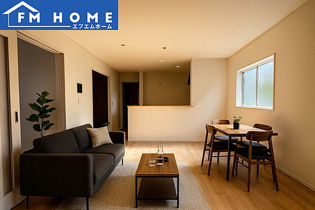 ■内装写真■
家族やゲストと穏やかな時間を過ごせるリビングです。柔らかな自然光が差し込み、落ち着いた雰囲気をもたらします。
※インテリアはCG加工で合成したイメージです。