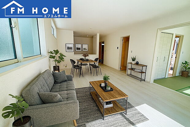 ■内装写真■
家族やゲストと穏やかな時間を過ごせるリビングです。柔らかな自然光が差し込み、落ち着いた雰囲気をもたらします。
※インテリアはCG加工で合成したイメージです。