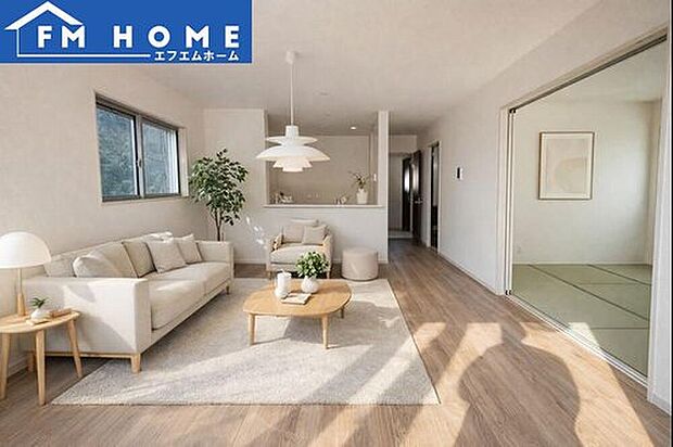 ■１号棟・内装写真■
家族やゲストと穏やかな時間を過ごせるリビングです。柔らかな自然光が差し込み、落ち着いた雰囲気をもたらします。
※インテリアはCG加工で合成したイメージです。