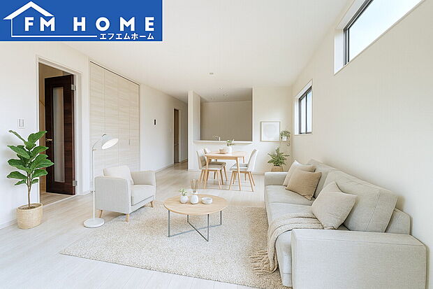 ■2号棟・内装写真■
家族やゲストと穏やかな時間を過ごせるリビングです。柔らかな自然光が差し込み、落ち着いた雰囲気をもたらします。
※インテリアはCG加工で合成したイメージです。