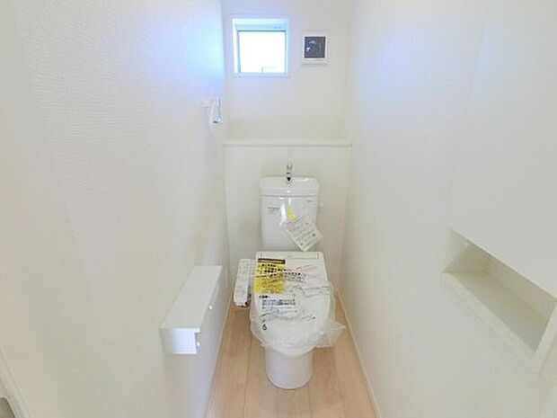 【トイレ】◆いつまでも清潔な空間で入れる様に、目に留まる場所だけではなく、汚れをふき取りやすいフロアと、壁紙になっております。