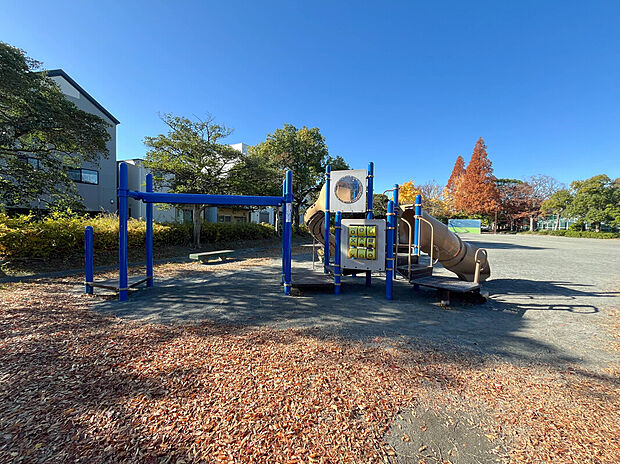 高畑公園まで20m～40m 徒歩1分。現地よりすぐそばの広々とした公園。球技ができる大きめのグラウンドがあり、複合遊具や滑り台などの遊具も設けられています。お子様との毎日の外遊びにも◎
