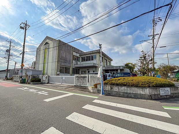 【大垣市立安井幼稚園】徒歩1~2分。現地より近く、送迎に便利な距離。共働きのご家庭にも嬉しい立地です。園庭には、さくらんぼ・ビワ・みかんの木や、砂場・総合遊具などが設置されています。