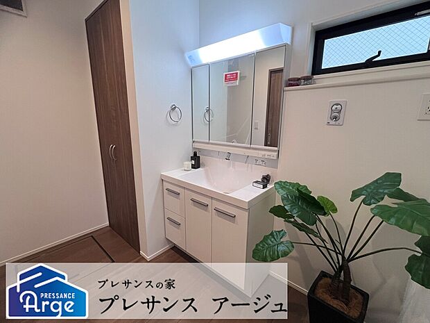 【2号地/洗面】LDKからの動線も良好な洗面室です。タオルや掃除用具などを収納可能なリネン庫を配置。散らかりがちな水廻りもすっきりと整頓◎/2025年6月撮影