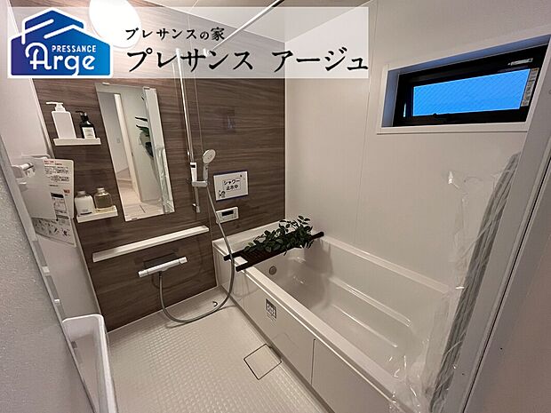 【3号地/浴室】ゆとりあるバスルーム。帰宅の遅いご家族も、暖かいお湯で寛ぎのバスタイムに。換気機能の利用で浴室内のカビ抑制にも効果的です。/2025年9月撮影