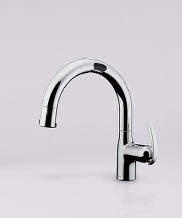 【タッチレス水栓/キッチン】センサーが側面に配置されているため、手についた泡や水が水栓に垂れにくく、シンクの掃除も快適に行えます。さらに、しっかり握れるハンドシャワーが利用でき、手元のダイヤルを回すだけで水形を簡単に切り替えられる、シンプルで便利な設計です。