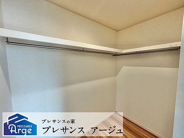 【3号地/WIC】一般的なクロゼットをよりも広いスペースのウォークインクロゼットは衣類やかばん以外だけでなく季節のものもすっきり収納できます。/2025年月9撮影