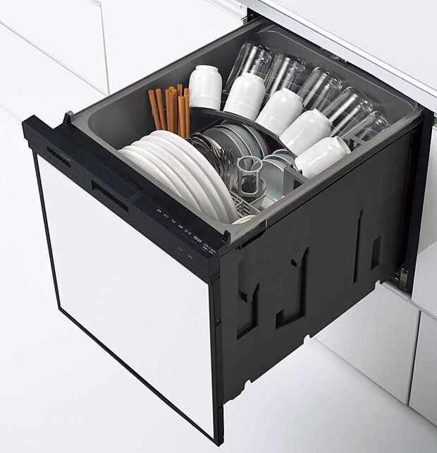 【【食器洗い乾燥機】】まな板、フライパンといった調理道具と食後のお皿などを一度に洗えて効率的。また少人数のご家庭でも、1日分をまとめて洗えるから、家事の時間がぐっと少なくなります。