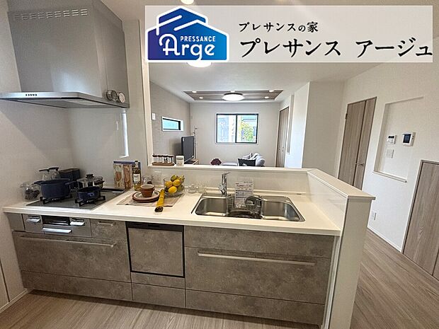 【キッチン】対面仕様で配膳や片付けがしやすく、家族やゲストと会話しながら作業ができます。食洗機や浄水器付き水栓など家事の負担を減らす設備仕様のシステムキッチンです。/2026年5月撮影
