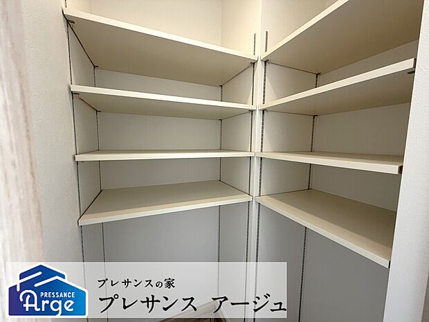 【シューズインクロゼット】玄関にはシューズインクロゼットを設置。大きい荷物や子供の遊び道具なども収納でき、玄関をすっきりと見せることができます。/2026年5月撮影