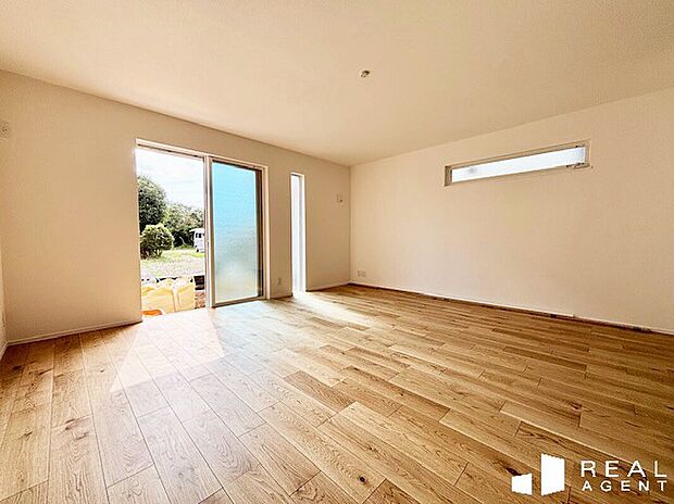 『D号棟リビング』
落ち着きながらもオシャレな雰囲気に。シンプルな設計で、家具の映える空間。ご家族とコミュニケーションが取りやすく、絆が深まるリビングです。